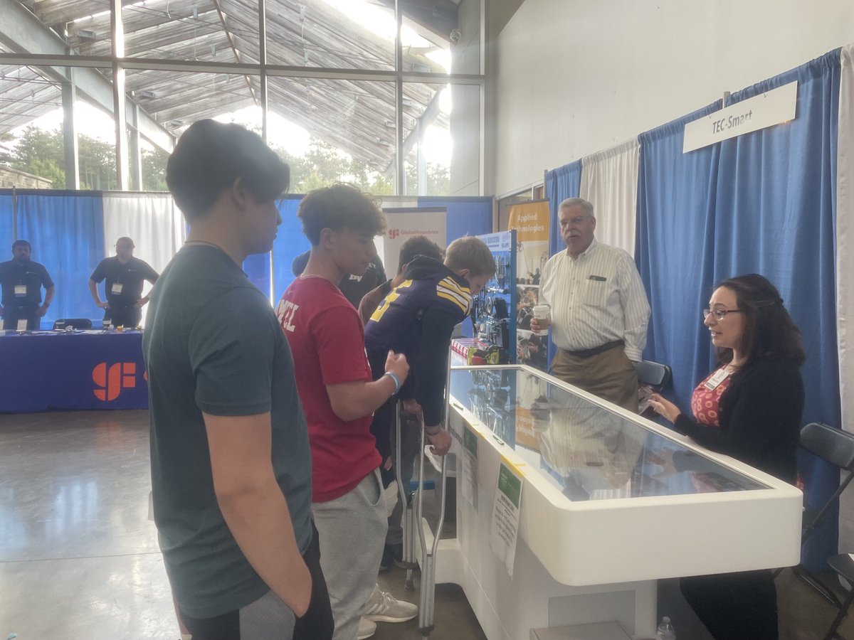 CleanTechECHS's tweet image. Students @PTECHNETWORK @HudsonValleyCC #TECSMART explore opportunities #CareerJam @BSPAHS @BSCSD