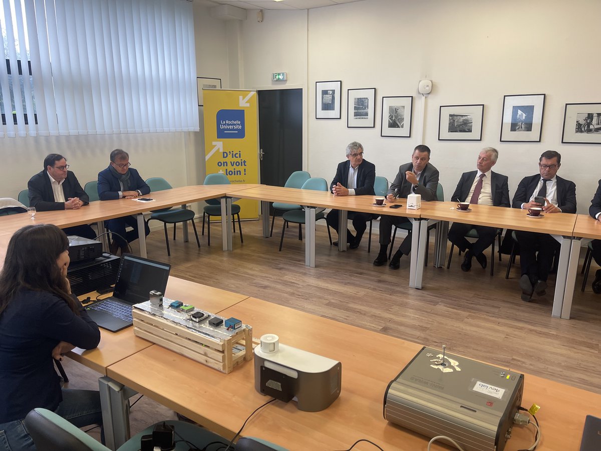 [⏩ Retour] Ce jeudi 03 octobre, Luc Rémont, Président-Directeur général du groupe <a href="/EDFofficiel/">EDF</a>, s’est rendu dans les locaux de l'Université pour visiter le laboratoire commun « Efficacité Energétique et Environnementale de l’Enveloppe et des Villes (4ev Lab) » (<a href="/CNRS/">CNRS 🌍</a>-EDF-LRUniv)