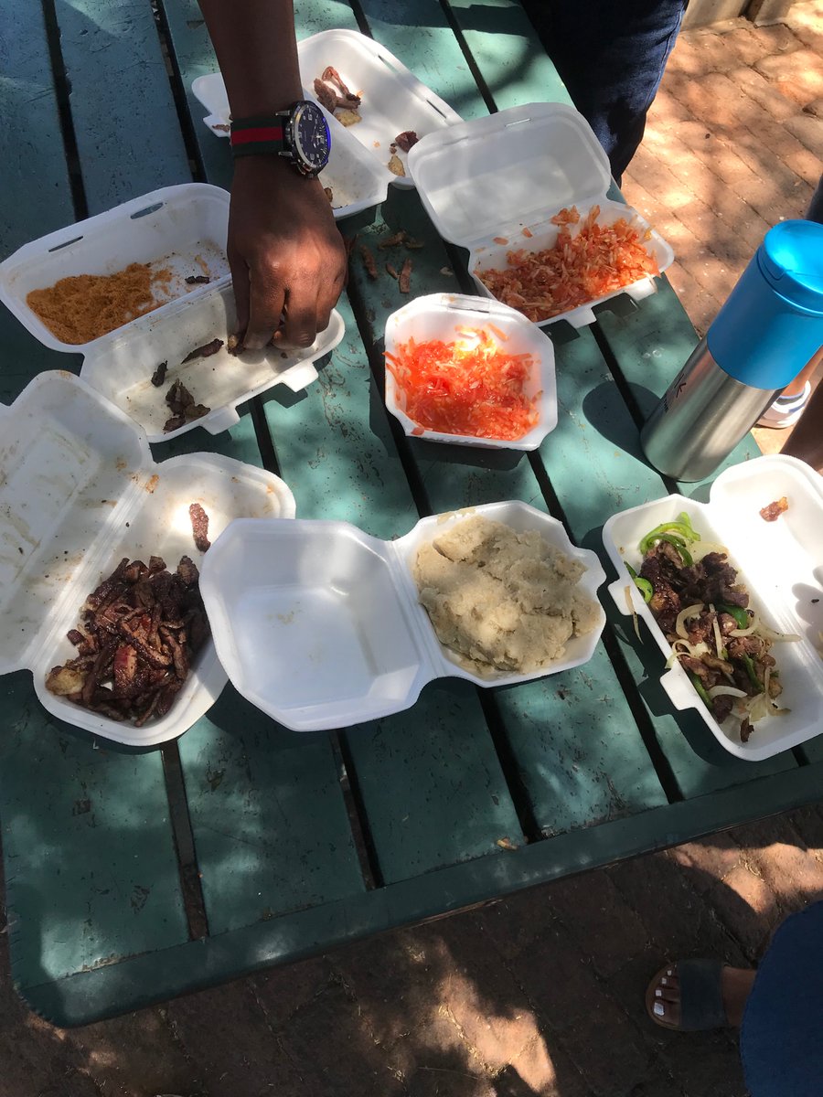 AtlangThandiwe's tweet photo. @PearlRamarumo Katutura market😂😂😂 hey nama eo ne le e gana ha ke tswang go e eja teng ka ipoeletsa botlhoko ka bogobe kana ke eng golo ga teng https://t.co/uO3DKqJKjD