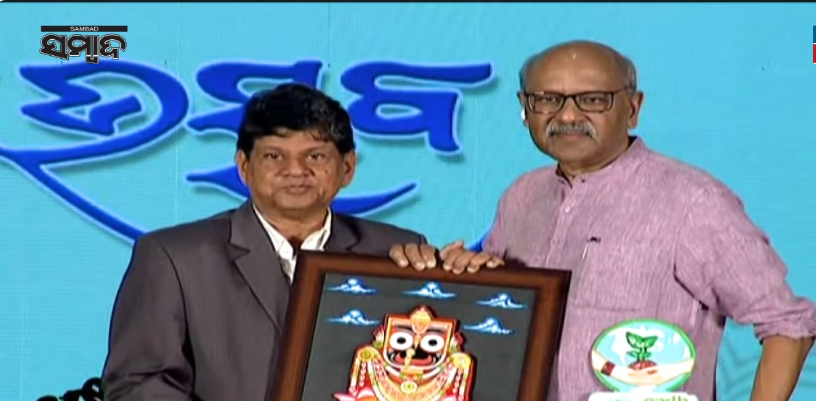 sambad_odisha's tweet photo. ପୁନଶ୍ଚ ପୃଥିବୀ ମହାସମ୍ମିଳନୀର ତୃତୀୟ ଦିନରେ ଯୋଗଦେଲେ ‘ଦ ପ୍ରିଣ୍ଟ୍’ର ମୁଖ୍ୟ ସମ୍ପାଦକ ତଥା ଚେୟାରମ୍ୟାନ୍ ଶେଖର ଗୁପ୍ତା ଏବଂ ବରିଷ୍ଠ ସାମ୍ବାଦିକ ତଥା ଲେଖକ ଦିନେଶ ଚନ୍ଦ୍ର ଶର୍ମା। 
#PunaschaPruthibi #ClimatePanchayat #EarthAgain #EarthAgainConference #TogetherTodayForTomorrow #UnitedForABetterFuture #KanakNews #Sambad @ShekharGupta @dineshcsharma