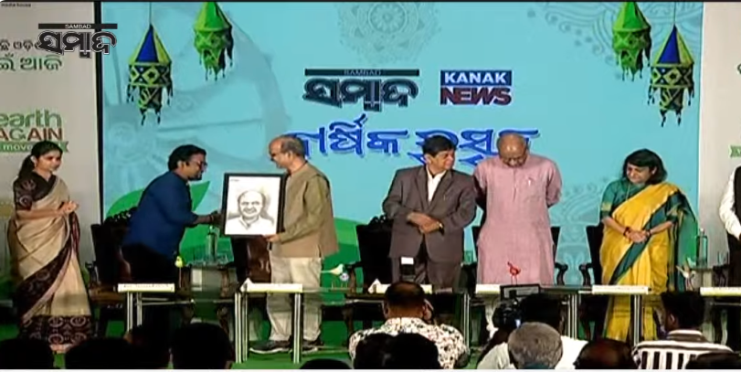 sambad_odisha's tweet photo. ପୁନଶ୍ଚ ପୃଥିବୀ ମହାସମ୍ମିଳନୀର ତୃତୀୟ ଦିନରେ ଯୋଗଦେଲେ ‘ଦ ପ୍ରିଣ୍ଟ୍’ର ମୁଖ୍ୟ ସମ୍ପାଦକ ତଥା ଚେୟାରମ୍ୟାନ୍ ଶେଖର ଗୁପ୍ତା ଏବଂ ବରିଷ୍ଠ ସାମ୍ବାଦିକ ତଥା ଲେଖକ ଦିନେଶ ଚନ୍ଦ୍ର ଶର୍ମା। 
#PunaschaPruthibi #ClimatePanchayat #EarthAgain #EarthAgainConference #TogetherTodayForTomorrow #UnitedForABetterFuture #KanakNews #Sambad @ShekharGupta @dineshcsharma