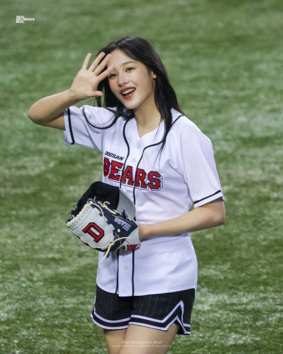 hourlyminjii's tweet photo. 241002 #민지 #Minji #ミンジ
⚾
MINJI FOR DOOSAN BEARS
#MinjiFirstPitch https://t.co/qczxlFmU3O