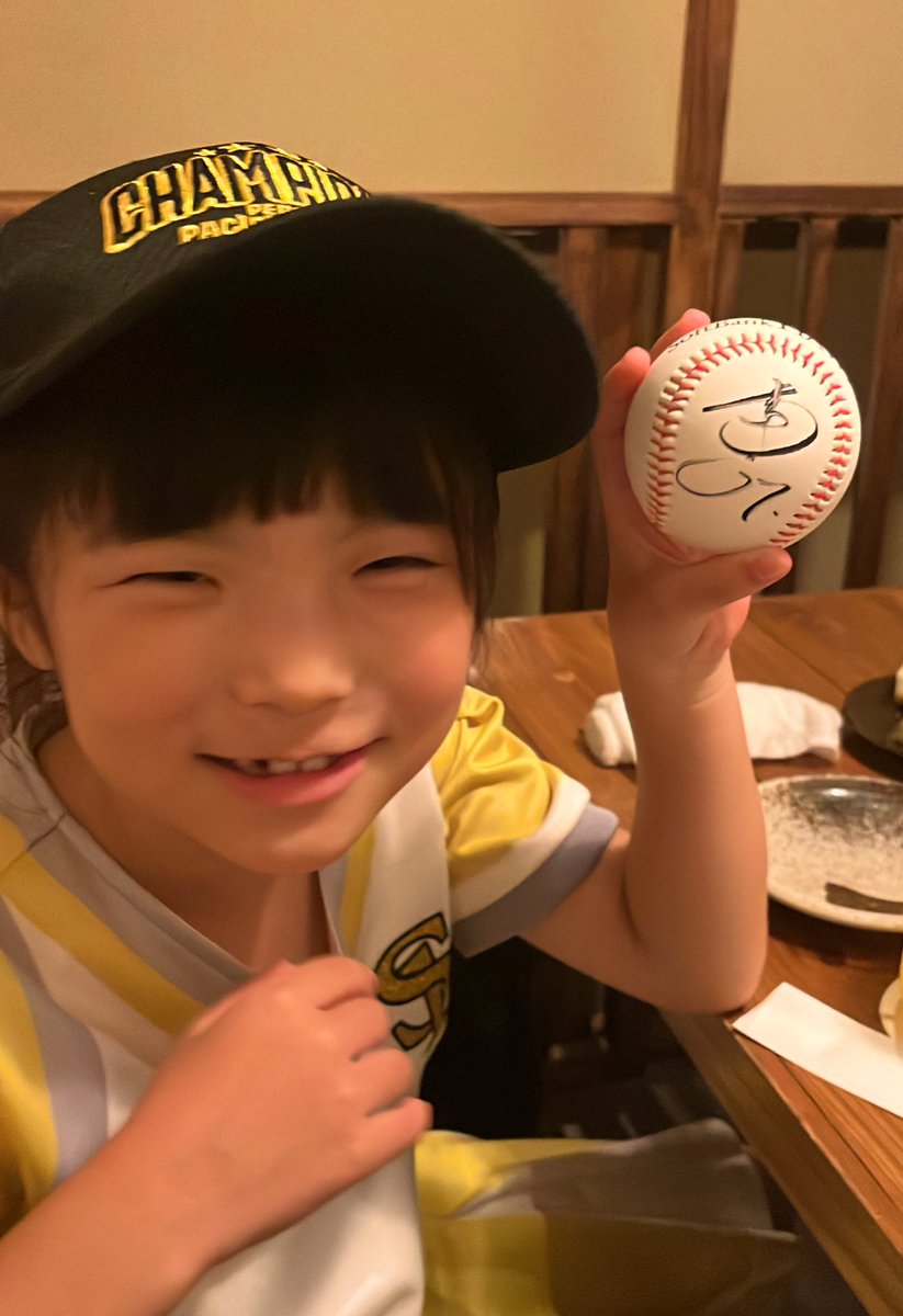 kenta_matsukuma's tweet photo. 娘がソフトバンクホークスさんから、
最終戦セレモニーのファン代表挨拶という大変光栄なオファーを頂き、数万人のファン代表としてスピーチさせて頂きました！

大好きな中村晃選手にサインボールを直接もらえて大喜びのミノリ。

ありがとうございました⚾️

#sbhawks
