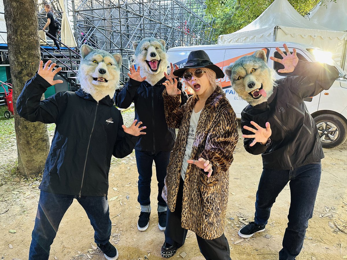HydeOfficial_'s tweet photo. 東京で会えないのに不思議☆ 
盛り上がってくれて嬉しかった♪ 
また来たくなるよねー♪ 来るけど。

#HYDE
#HYDEINSIDE
#HYDEINSIDELIVE2024EXTRA
#StrawberryMusicFestival
#海外フェス
#MIYAVI
#MANWITHAMISSION https://t.co/wR9qgK8FFq