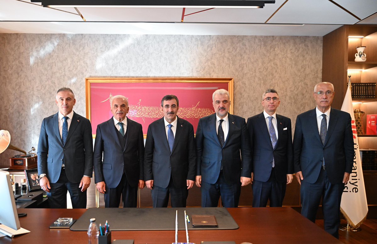 Bugün İstanbul’daki ‘Türkiye Buluşmaları’ programlarımız kapsamında, AK Parti Ümraniye İlçe Başkanlığımızı ve Ümraniye Belediye Başkanlığımızı ziyaret ederek Ümraniyeli kardeşlerimiz için yürütülen çalışmalar hakkında bilgi aldık.

Alemdağ Caddesi’nde ise ilçemizin ekonomisine