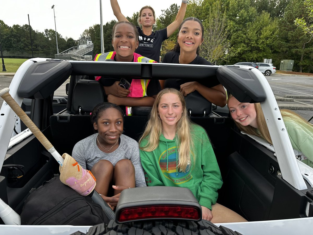 W_CoachPeppers's tweet image. Friday morning and Homecoming off to a great start with an early hitting practice! #OneBody