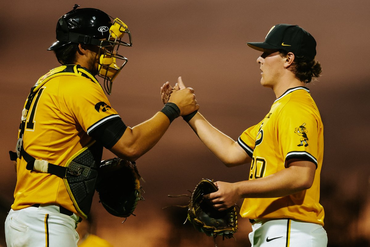 Friday Fall Ball 

🆚 Nebraska Omaha 
⏰ 3:30 p.m. 
🎟️ Free! 

#Hawkeyes