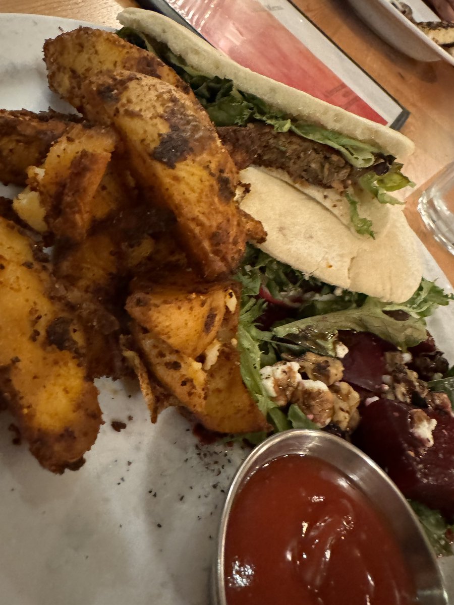 Thank you to the team <a href="/HeyOrca/">HeyOrca | Social media management tool</a> for inviting me to a community dinner in #Halifax last night! It was so great to meet everyone and geek out on social media ❤️