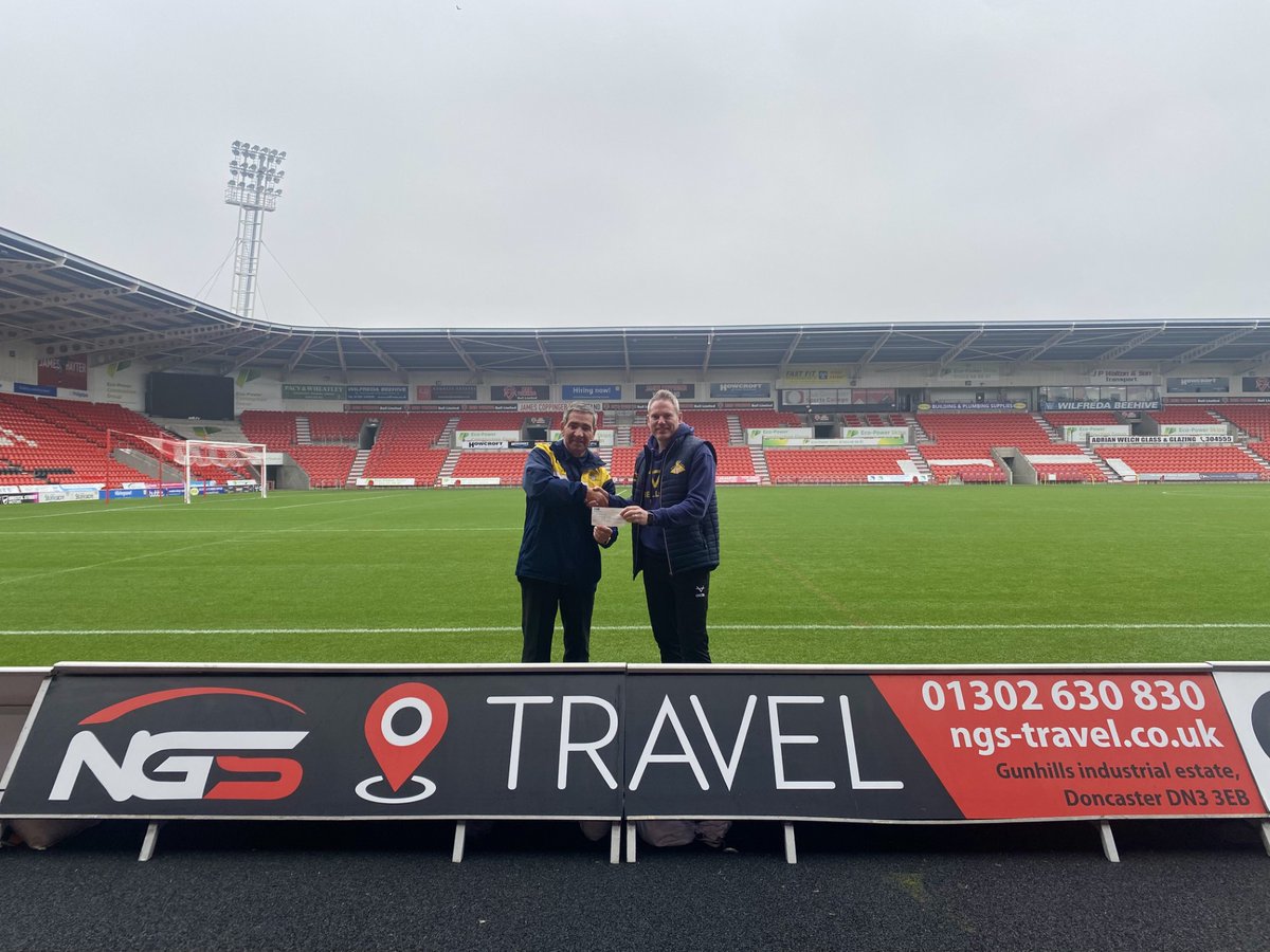 donnybelles's tweet photo. 🤝 Our dedicated supporter and Belles Tour driver Les Smart , a stalwart of the Belles and Rovers community for decades, presented a cheque to Doncaster Belles Manager Ciaran Toner on behalf of the DRFC Supporters club.

@dvb1909 

🟡 #BackTheBelles 🔵 https://t.co/bX8p6R7SiI
