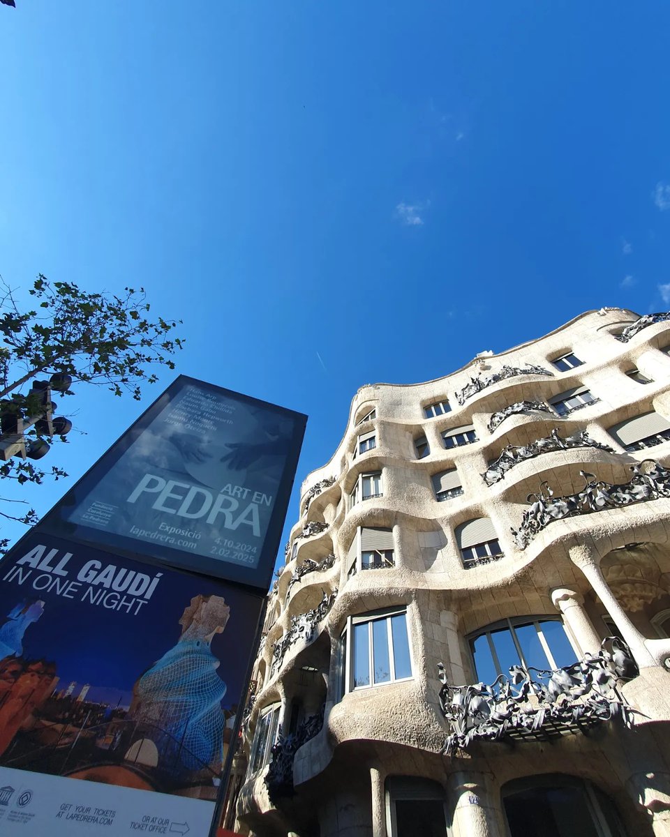 FJMonfort's tweet image. Impactante diálogo en #arteenpiedra entre trabajos de escultores capitales del #sigloXX y pioneros de la escultura moderna con el fascinante interior de una de las grandes obras maestras del genio #antonigaudí : @LaPedrera_BCN @FCLP_Fundacio #gaudí #art #Barcelona #catalunya