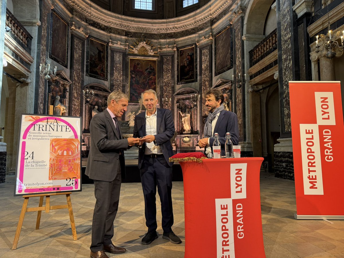 cvansty's tweet photo. La Chapelle de la Trinité c’est parti pour 5 ans ! Quel plaisir de voir @brunobernard_fr en présence de @Gregorydoucet remettre les clefs de ce haut lieu du baroque aux équipes de @CHDLyon et de @Superspectives1. Rendez vous le 30/11 pour le premier événement ! https://t.co/zjOVQXvWfZ