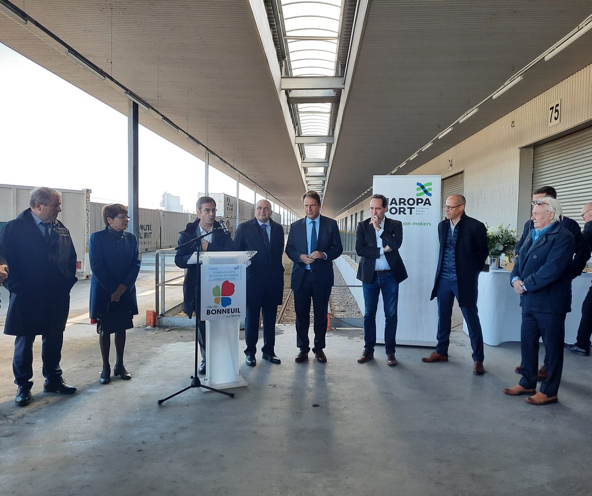 haropaport's tweet photo. Inauguration d'une nouvelle plateforme #multimodale sur le #portdeBonneuil. Un atout de plus pour accroître le #reportmodal entre l’Ile-de-France et le Grand Ouest 🚆🛥️ https://t.co/aOSF9r5Wpu https://t.co/M5Jiadtwga