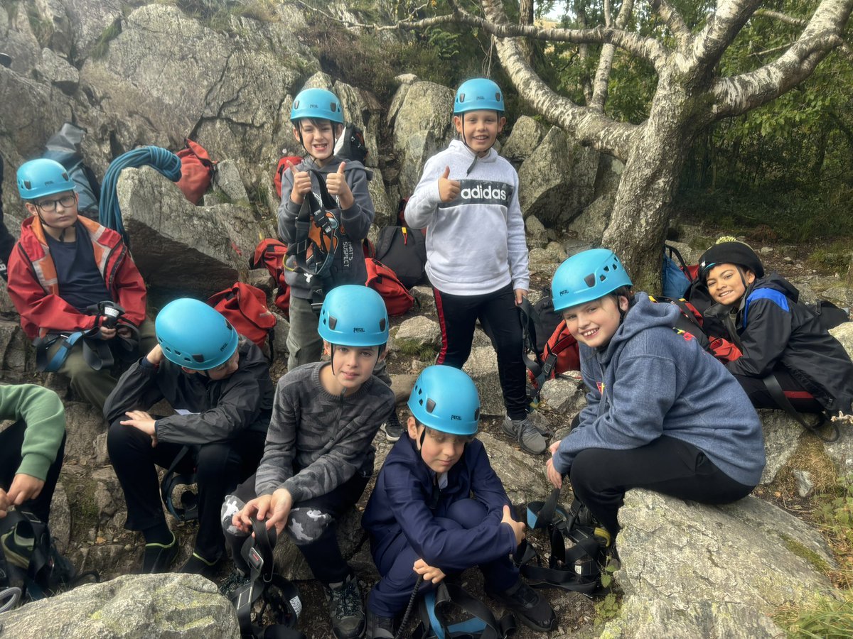 y6_CTK's tweet photo. Today we challenged our selves rock climbing. More great team work. https://t.co/yupUpG5G84