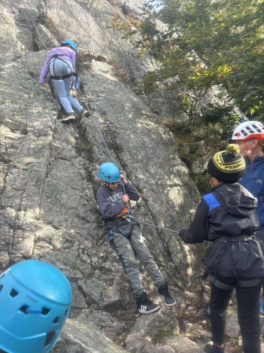 y6_CTK's tweet photo. Today we challenged our selves rock climbing. More great team work. https://t.co/yupUpG5G84