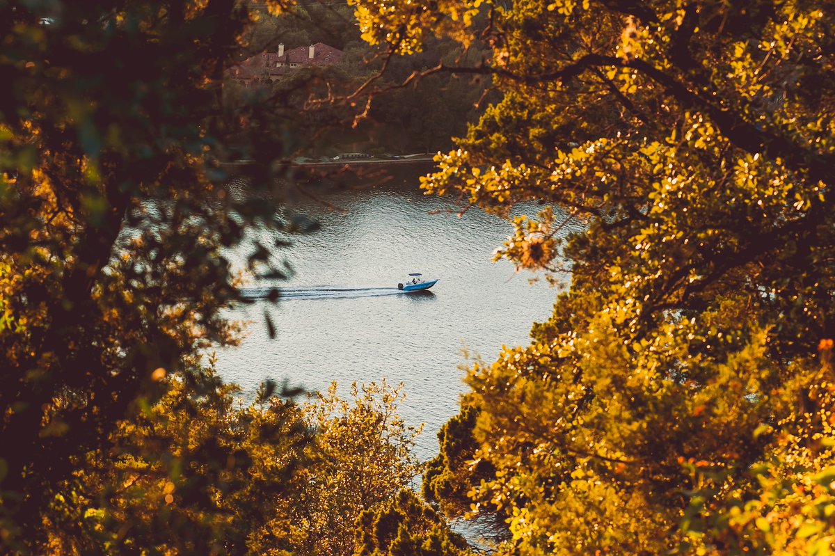 Summer is gone, but that doesn't mean you can't still explore the lake🍂🌊

#AutumnExploration #LakeAdventures #FallByTheLake #ExploreNature #SeasonalSplendor #LakeTravis #LakeAustin