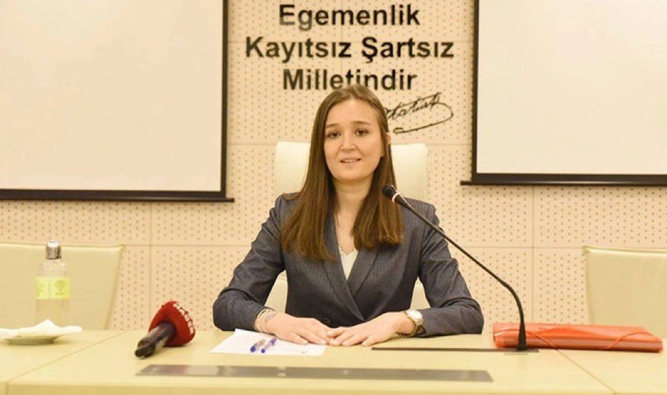 artihabercom's tweet photo. HEPSİNİ MAHKUM ETTİRECEĞİM

Özel hayatına ilişkin hakkında ortaya atılan iddialara sert tepki gösteren Şehzadeler Belediye Başkanı Gülşah Durbay, "Dünden beri 100’den fazla kişi ve kurumu mahkemeye verdim. Bu alçaklardan hesap sorup, hepsini tek tek mahkûm ettireceğim" dedi. https://t.co/ejIrFvBCdp