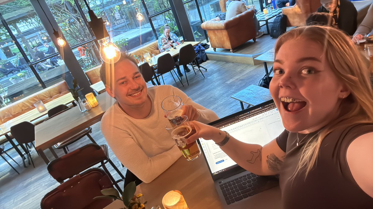 gbg_ls's tweet photo. Bästa sättet att ha möte på!
Skål! *stirrar intensivt in i dina ögon*🇩🇪 https://t.co/r8ZzMNahE2