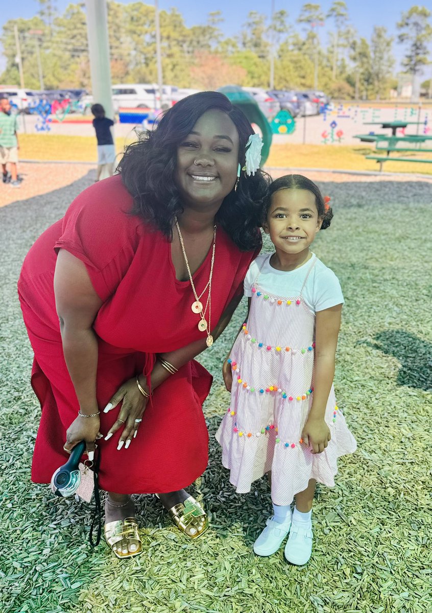 Hispanic Heritage attire and Loteria Night at <a href="/HumbleISD_LSE/">Lakeshore Elementary</a> #LoteriaNight #HispanicHeritageMonth #PanamanianGirl 🇵🇦🇲🇽🇨🇺🇧🇷🇪🇸