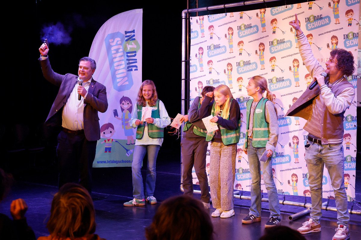 Wat een top ochtend, met dank aan ruim 2400 paar handen is Hilversum weer een stuk schoner! hilversumsnieuws.nl/evenementen/ev…