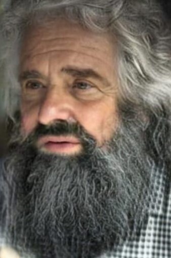 Genova, barbiere offre a questo uomo taglio gratis