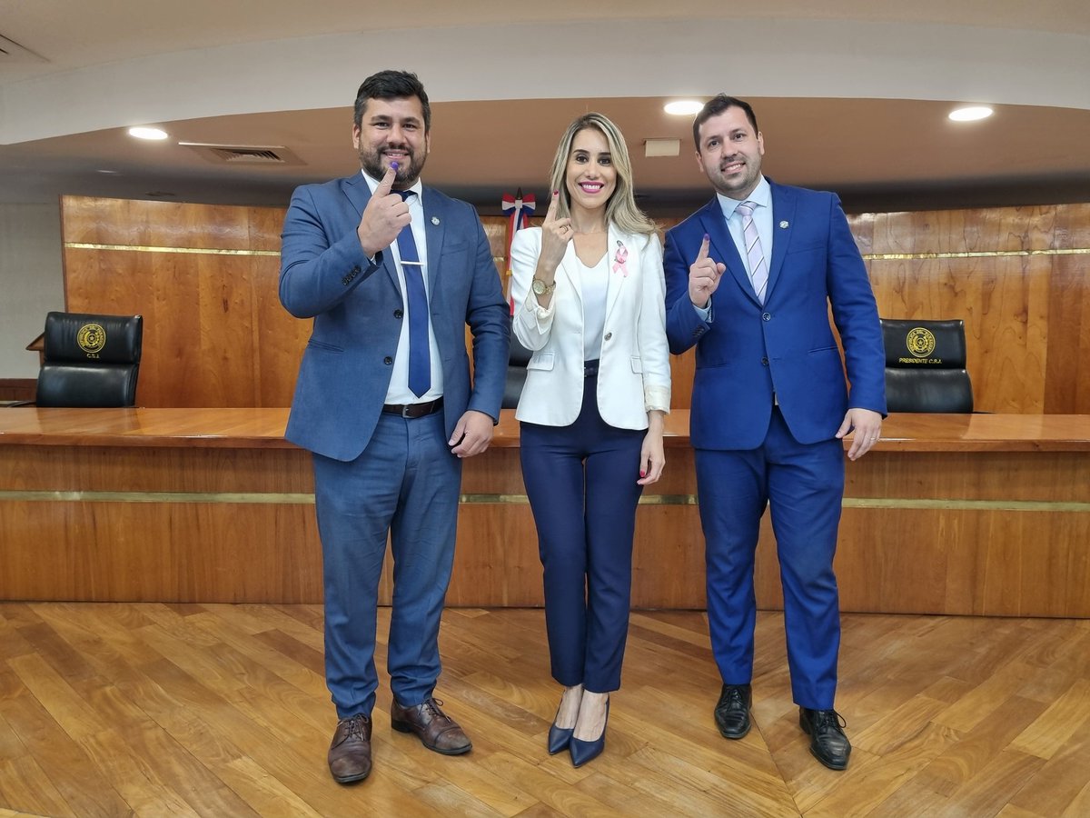 robertoperezpy's tweet photo. ¿Quiénes serán los nuevos representantes de la Asociación de Defensores Públicos del Paraguay? 🤔

▶️El movimiento "Unidad" está conformado por: Adrián Arévalos, @LeylaCenturion3 y Mario Delvalle.

▶️"Mbareté" tiene como candidatos a Osvaldo Prates Grassi, María Lourdes Benítez y Lizza Alonso. 

Hasta las 15:00 h se extienden las votaciones en todas las sedes habilitadas.