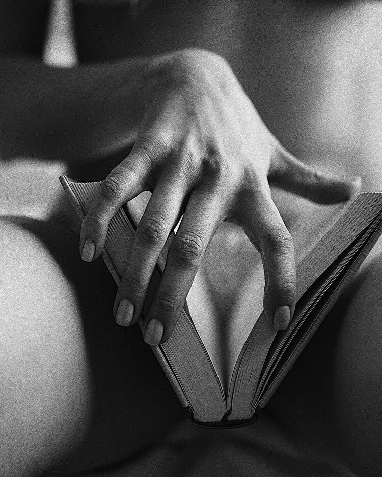 Hothandsomeman's tweet photo. Open your pages...
     I'll read every line....
Moist juicy chapters..
     My tongue will outline... https://t.co/3cMLzUrdZ1