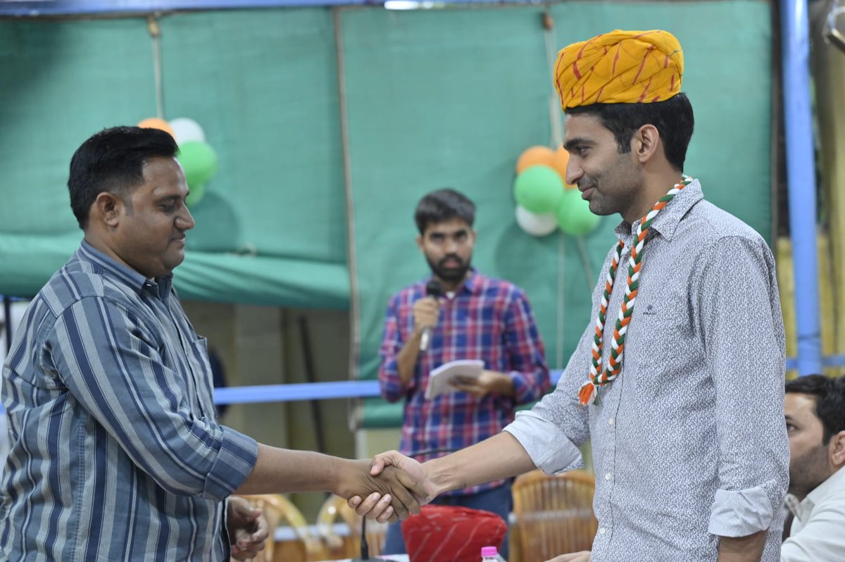 SumitBhagasara's tweet photo. प्रदेश कांग्रेस अध्यक्ष श्री गोविन्द सिंह डोटासरा जी के जन्मदिन के अवसर पर  पूर्व राष्ट्रीय सचिव हुसैन सुल्तानियाँ जी @HussainSultania की और से जयपुर स्थित मदर टेरेसा वृद्धा आश्रम में फल,भोजन,कंबल वितरण कार्यक्रम के पल। https://t.co/Z5A97VEnIO