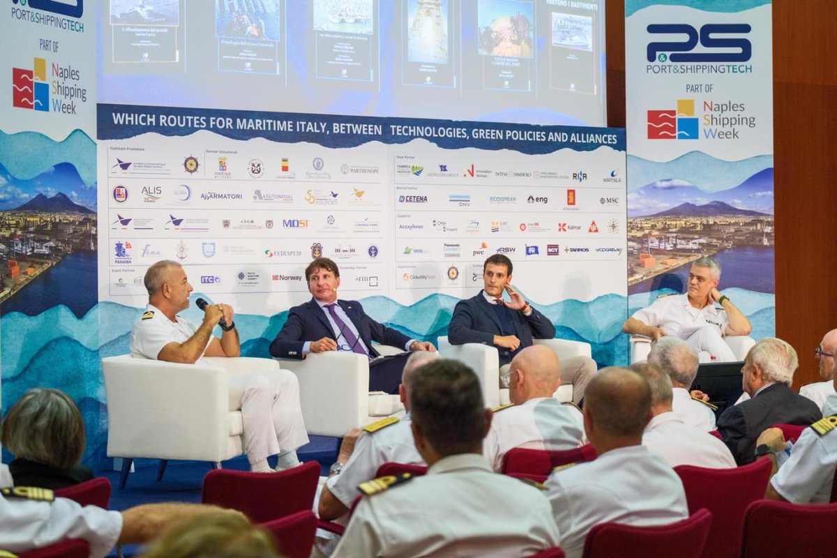 guardiacostiera's tweet image. Alla #NaplesShippingWeek di #Napoli la #GuardiaCostiera ha presentato il libro “Partono i bastimenti” di Gianluca Gerli della collana #StoriediMare, curata dalla #GuardiaCostiera in collaborazione con le @edizioniallaround
👉Link alla presentazione: youtube.com/watch?v=QugXUG…