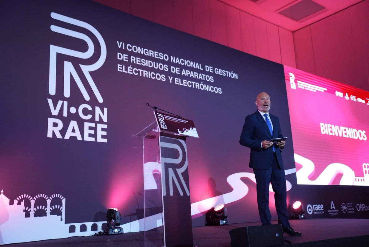 Joseluislosa's tweet photo. Un placer presentar un congreso nacional tan interesante como el de la recogida de residuos de aparatos electrónicos y eléctricos (RAEE) que muchas veces almacenamos en casa sin motivo. Y hacerlo en una ciudad como Córdoba, experta en reciclar incluso su mezquita en catedral…😉 https://t.co/Qdjhd1mlYF