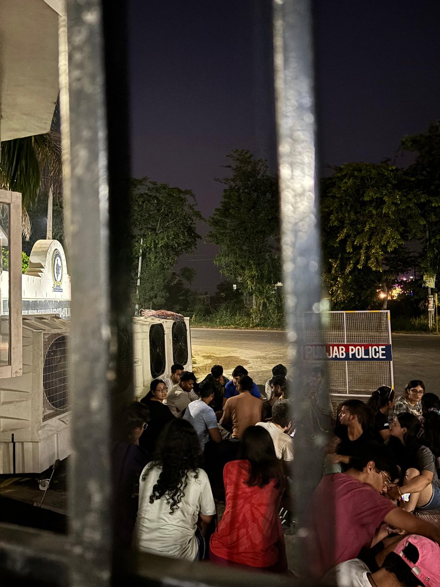 karamprakash6's tweet photo. After University authorities allegedly didn't let in the water coolers inside the campus for the protest site, agitating students have shifted their sit-in outside the main gate. Students termed authority’s this attitude as inhumane. #RGNUL #Patiala https://t.co/tjGYXFvcEM