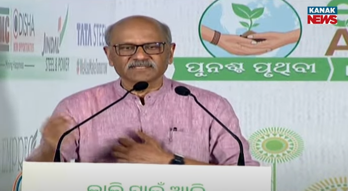 Sambad_English's tweet image. Industrialists acquiring Newspapers and TV channels is the biggest threat to the media sector, said Shekhar Gupta, Editor-in-Chief and Chairman, The Print at the annual day celebration of #Sambad and #KanakNews.