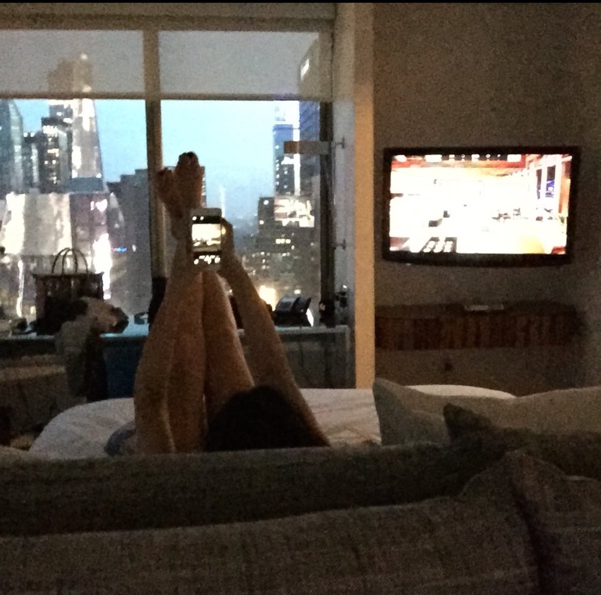 LauraPausini's tweet image. BUONGIORNO NEW YORK
Ready for tomorrow? 👁️
@AMOR931FM #AmorEnVivo2024
@UBSArena 
🎤🗽🍀
L’ultima tappa del #LauraPausiniWorldTour è stata proprio qui nella grande mela 🍎ad Aprile ..e fra un mese esatto ripartiamo da Londra 🇬🇧 
Siamo Carichi?