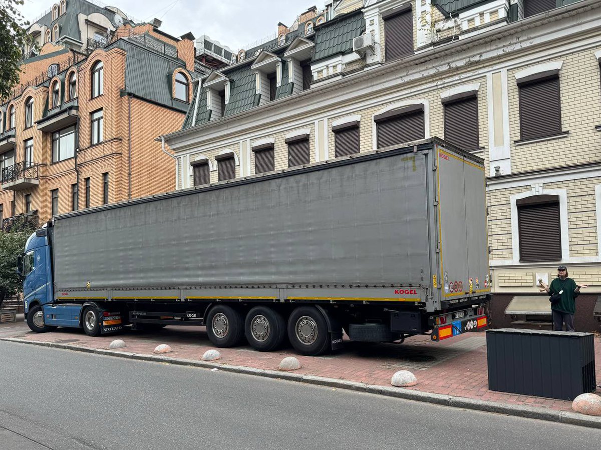 ɐʎᴉuǝƃʌƎ tweet media