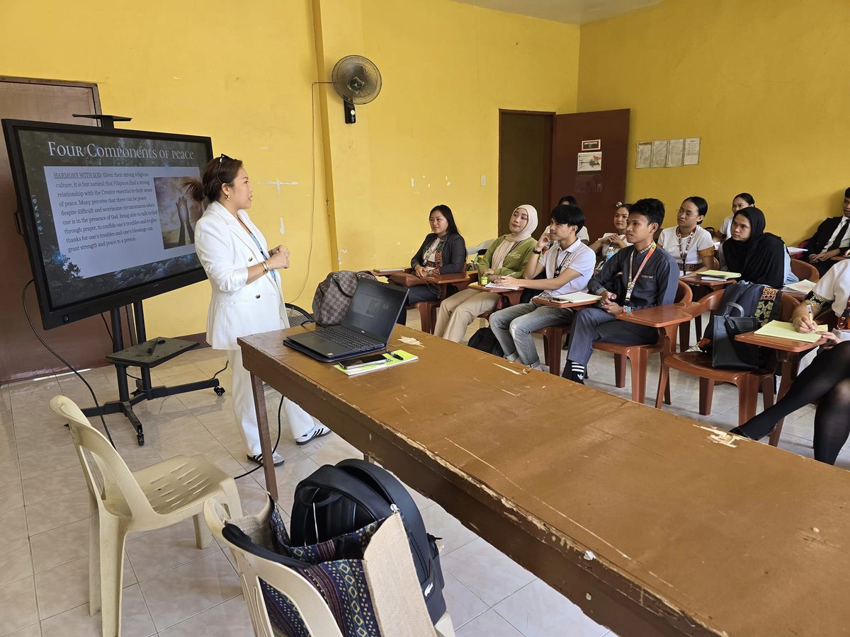 ifs's tweet photo. Mylene Man-on spent her #CSRDay at Mindanao State University, engaging with students on the transition from #student life into the workforce.
She offered invaluable advice on building strong CVs, resilience, and navigating challenges. #MakeYourMoment: https://t.co/pFs2CnG6C8 https://t.co/8nK2VD9LEl