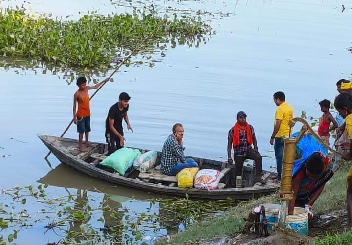 एक टाइम 200 लोगों को भोज खिलाते हैं तो कितना तैयारी, दौड़-धूप करना पड़ता है। जरा सोचिए, पिछले 6 दिनों से MSU लोगों से मांग चांग कर चारों टाइम हजारों बाढ़ पीड़ितों को भोजन बनाकर खिला रहा है। इसके अलावा जो बाढ़ के भीतर फंसे हुए गांव हैं, उनतक राशन पहुंचाने का काम अनवरत जारी है