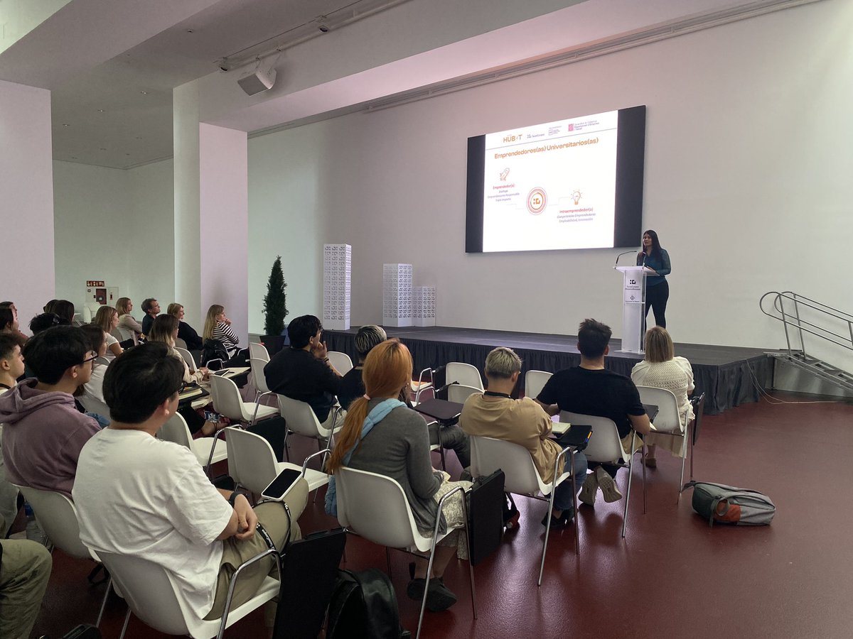HUB4TecnoCampus's tweet image. Anahí Moyano 🗣️, responsable del #EmprendimientoUniversitario de @TecnoCampus, pone a disposición de los estudiantes herramientas, recursos e iniciativas como los #PremiosCreatic o el #TecnoChallenge para desarrollar ideas de negocio 💡
