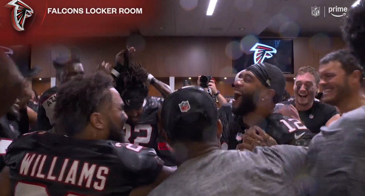 LumsdenBrandon's tweet photo. @BleacherReport @NFL Camera man couldn't get out the way fast enough as they were going for Hodge 😂 https://t.co/xeQ5LwSZjt