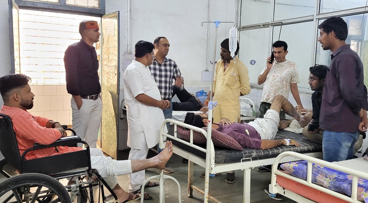 IYCMadhya's tweet photo. 📍 गंज बासोदा ( विदिशा )

आज विदिशा जिले के गंज बासौदा विधानसभा अध्यक्ष सौरभ दुबे के नेतृत्व में भाजपा सरकार का पुतला दहन किया जिसमे कार्यकर्ता गंभीर रूप से झुलस गई ,और कहा जब सच्चाई के लिए लड़ने वालों पर FIR हो, तो हमें चुप नहीं बैठना चाहिए। महिलाओं की सुरक्षा के लिए खड़े मितेंद्र सिंह के साथ हम सब मजबूती से खड़े हैं, असली गुनहगारों को सजा मिलनी चाहिए, न कि उनपर जो न्याय और हक की आवाज़ उठा रहे हैं !