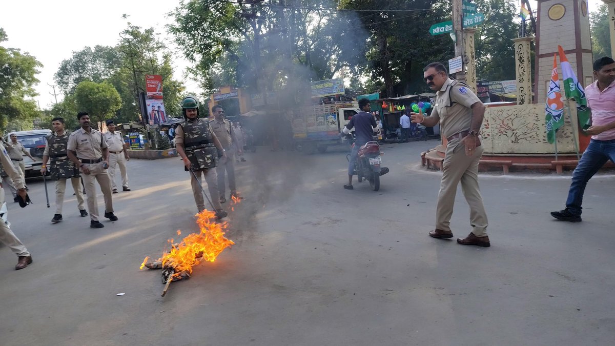 IYCMadhya's tweet photo. 📍 गंज बासोदा ( विदिशा )

आज विदिशा जिले के गंज बासौदा विधानसभा अध्यक्ष सौरभ दुबे के नेतृत्व में भाजपा सरकार का पुतला दहन किया जिसमे कार्यकर्ता गंभीर रूप से झुलस गई ,और कहा जब सच्चाई के लिए लड़ने वालों पर FIR हो, तो हमें चुप नहीं बैठना चाहिए। महिलाओं की सुरक्षा के लिए खड़े मितेंद्र सिंह के साथ हम सब मजबूती से खड़े हैं, असली गुनहगारों को सजा मिलनी चाहिए, न कि उनपर जो न्याय और हक की आवाज़ उठा रहे हैं !