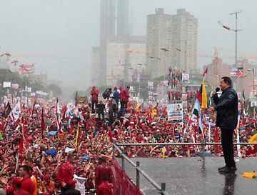 Hoy #04Oct se cumplen 12 años del histórico cierre de campaña del #ComandanteHugoChávezFrías, el pueblo llenó de amor las calles de Caracas, dando demostración masiva de lealtad a la Revolución Bolivariana. 

Continuamos en pie de lucha con su legado.

¡Hasta la Victoria Siempre!