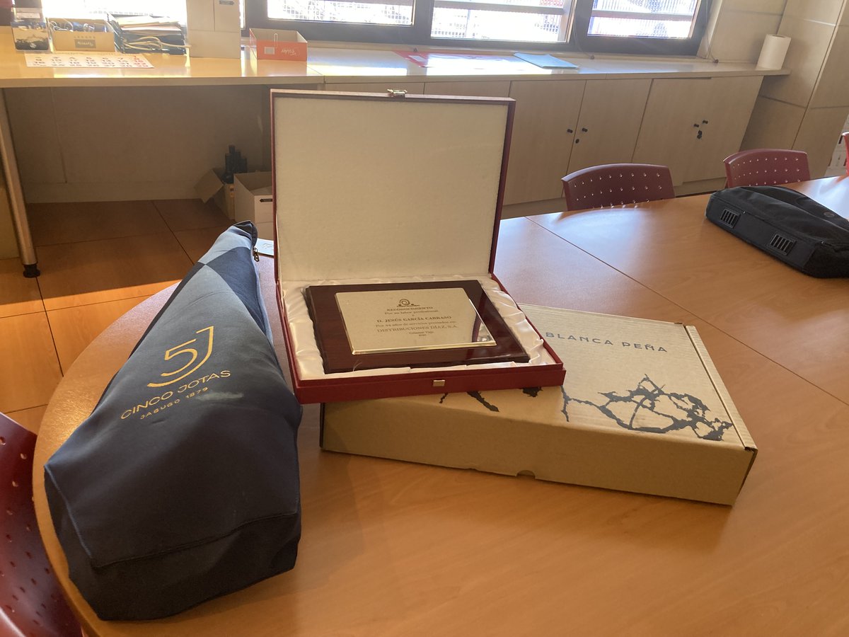 Esta semana llegó el momento de la merecida jubilación de Jesús, compañero de Almacén.
En un cercano acto, el Gerente y el responsable de Logística, le entregaron una placa conmemorativa, reconociendo su labor de 36 años. Te deseamos lo mejor en esta nueva etapa. #EquipoDispedisa