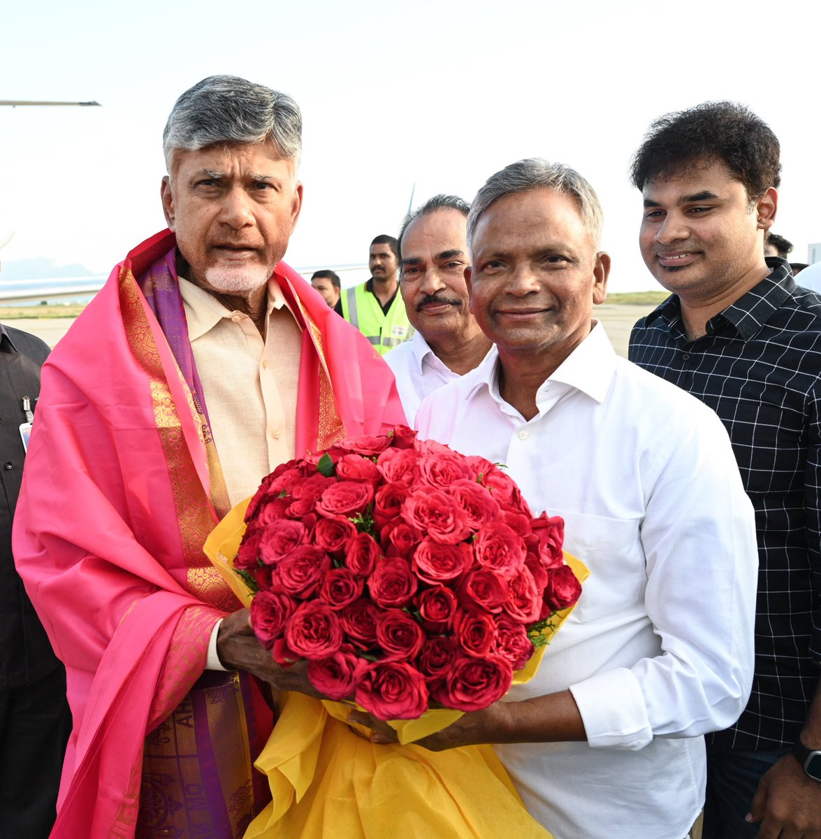 vvpr53's tweet photo. _*ఆంధ్రప్రదేశ్ రాష్ట్ర ముఖ్యమంత్రివర్యులు నారా చంద్రబాబు నాయుడు @ncbn గారిని రేణిగుంట విమానాశ్రయం నందు మర్యాదపూర్వకంగా కలిసిన ఎన్డీఏ కూటమి బిజెపి పార్టీ నాయకులు మాజీ తిరుపతి పార్లమెంట్ సభ్యులు  మాజీ గూడూరు నియోజకవర్గ శాసనసభ్యులు డాక్టర్ శ్రీ వెలగపల్లి వరప్రసాద్ రావు గారు..,*_ https://t.co/qLAolom1pr