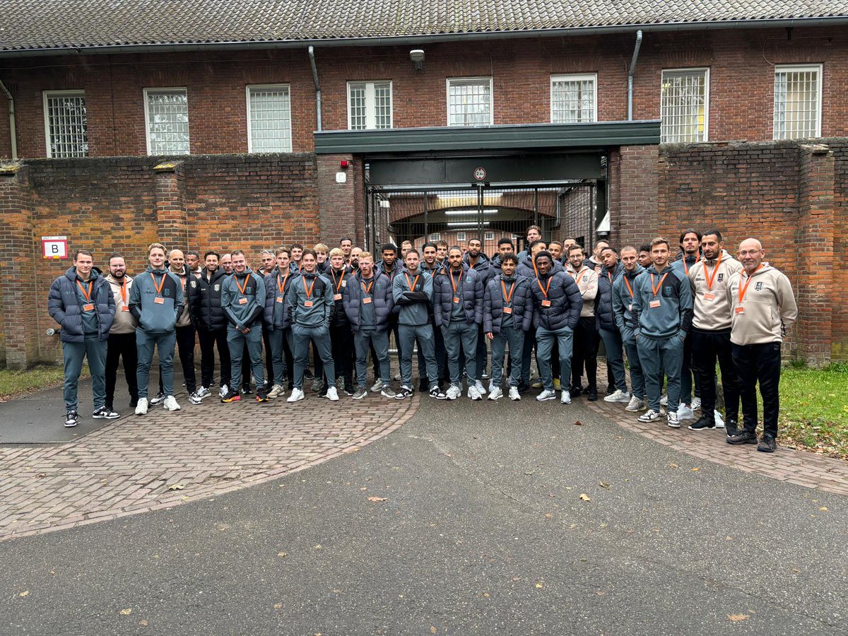 🤝 𝗥𝗞𝗖 𝗪𝗮𝗮𝗹𝘄𝗶𝗷𝗸 𝗻𝗲𝗲𝗺𝘁 𝗲𝗲𝗻 𝗸𝗶𝗷𝗸𝗷𝗲 𝗮𝗰𝗵𝘁𝗲𝗿 𝗱𝗲 𝗱𝗲𝘂𝗿𝗲𝗻 𝘃𝗮𝗻 𝗣𝗜 𝗩𝘂𝗴𝗵𝘁

Op dinsdag 1 oktober bezochten de spelers en stafleden van RKC Waalwijk de Penitentiaire Inrichting (PI) Vught. Dit bezoek bood een unieke kans om een kijkje te nemen