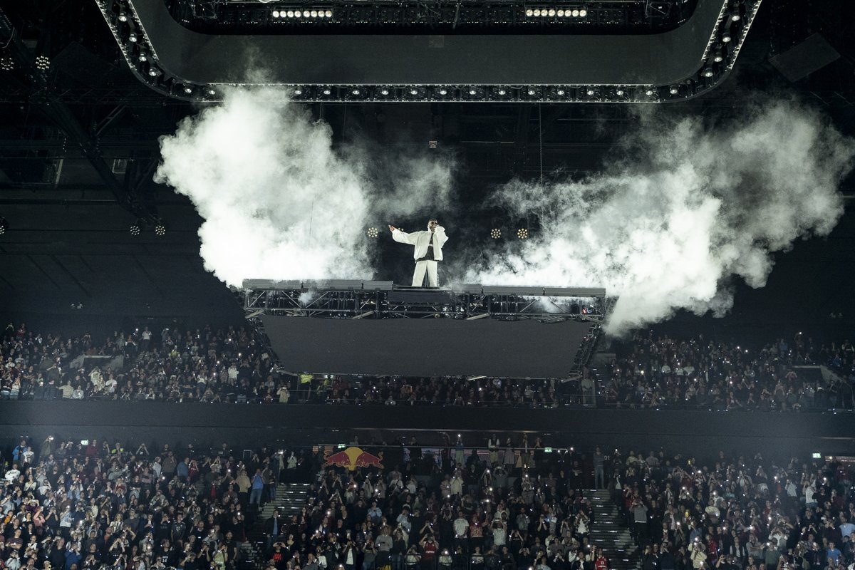 FCBBasketball's tweet photo. War schon richtig nice gestern mit @siggismallz am Donnerstag. Noch mehr Bilder gibt's hier: https://t.co/5ECdDDVq3k

#FCBB #WeBallTogether https://t.co/cKBUPEpK7j