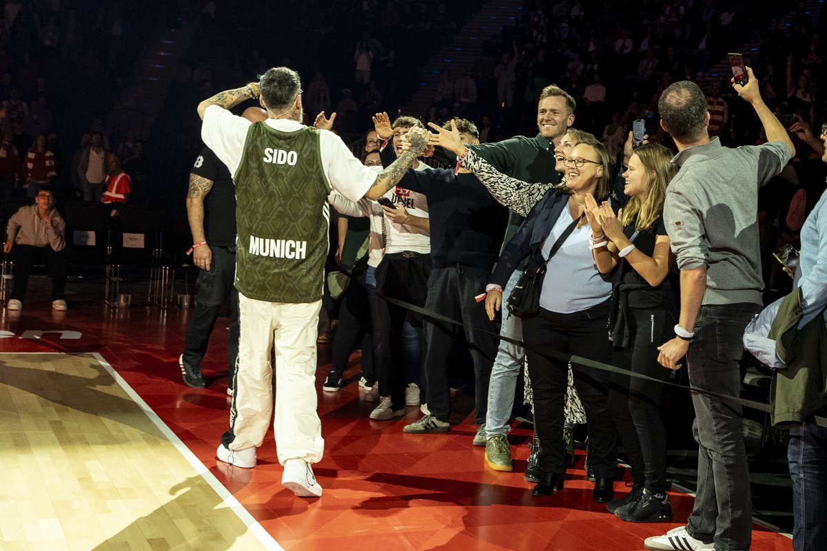 War schon richtig nice gestern mit <a href="/siggismallz/">sido</a> am Donnerstag. Noch mehr Bilder gibt's hier: fcbayern.com/SidoGrandOpeni…

#FCBB #WeBallTogether