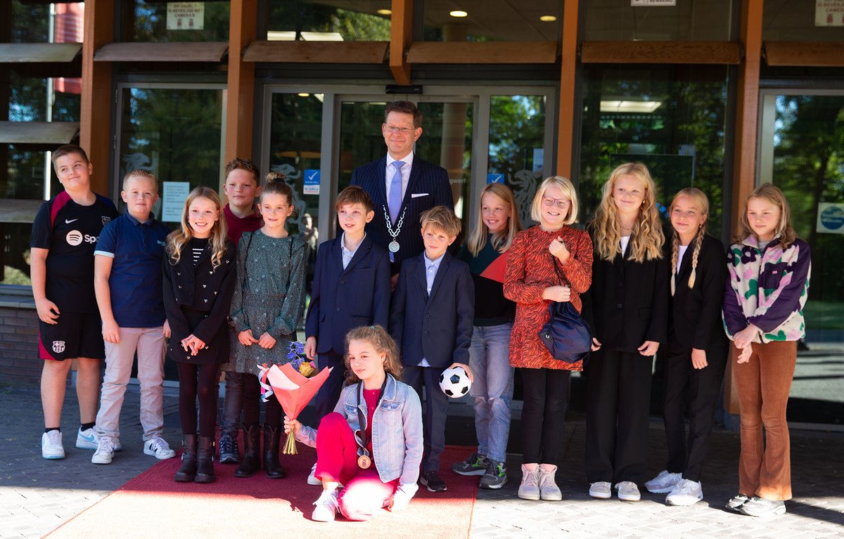 🎉Thirsa van Zandvoort (10) is de allereerste kinderburgemeester van onze gemeente!  
13 kinderen deden mee met de ‘verkiezing kinderburgemeester Ooststellingwerf’. Tijdens de raadsvergadering van 22 oktober wordt Thirsa officieel geïnstalleerd.

#kinderburgemeester #verkiezing