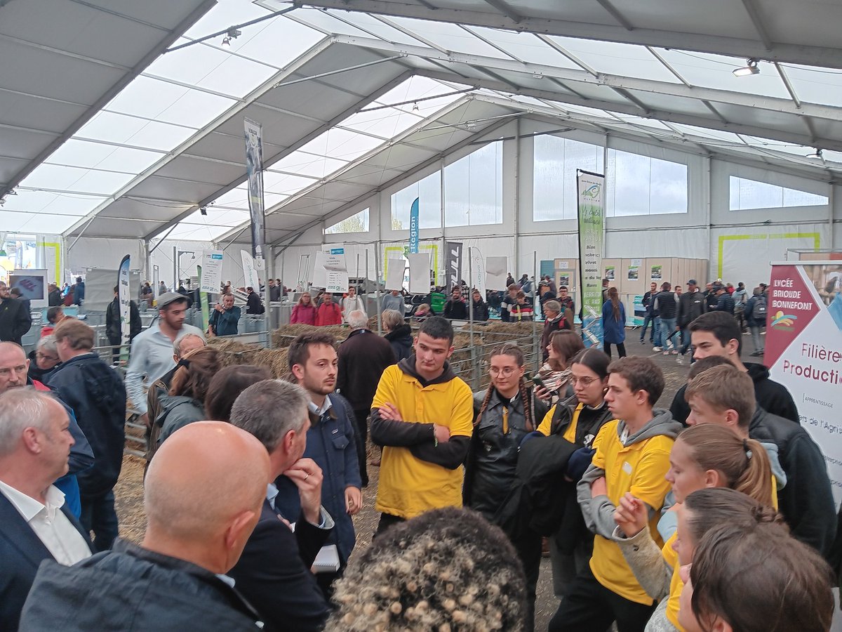 FrancoisRAGE's tweet photo. Jour de clôture du @SommetElevage 2024 avec l'accueil républicain de @MichelBarnier, @antoine_armand et @AnnieGenevard à Cournon-d'Auvergne et de riches échanges avec des jeunes agriculteurs sur l'avenir de leur métier et de la filière. https://t.co/VIZjzE3nz8