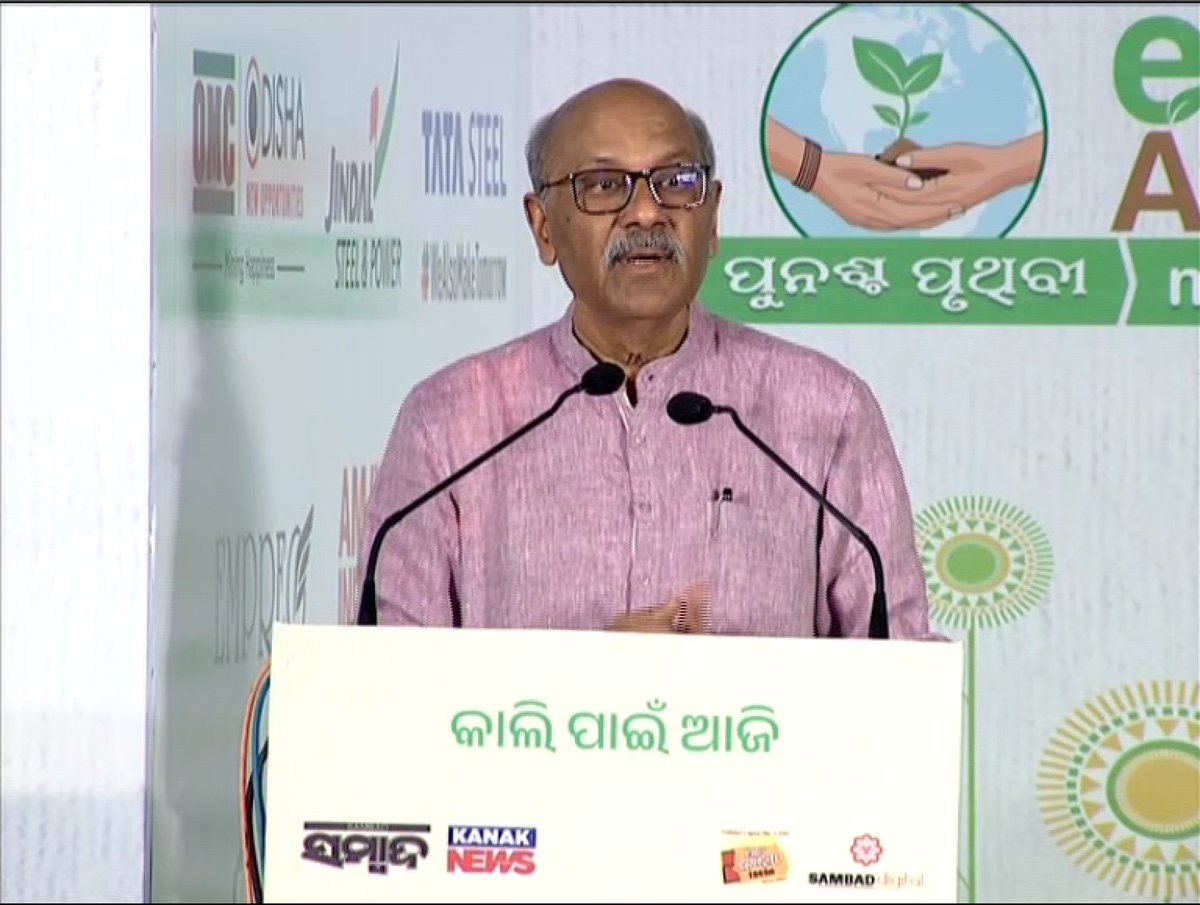 kanak_news's tweet photo. ପୁନଶ୍ଚ ପୃଥିବୀ ମହାସମ୍ମିଳନୀର ଉଦଯାପନୀ ଉତ୍ସବରେ ଯୋଗଦେଲେ @ThePrintIndia ଏଡିଟର ଇନ୍ ଚିଫ୍ ଏବଂ ଅଧ୍ୟକ୍ଷ @ShekharGupta । କହିଲେ, ସାଇନ୍ସକୁ ବୁଝି ନପାରିଲେ ତମେ ପରିବେଶକୁ ବୁଝିପାରିବନି । କାରଣ ବିଜ୍ଞାନ ଓ ପରିବେଶ ପରସ୍ପର ସହ ଜଡିତ । 
#PunaschaPruthibi #ClimatePanchayat #EarthAgain #EarthAgainConference #TogetherTodayForTomorrow #KanakNews #Sambad
