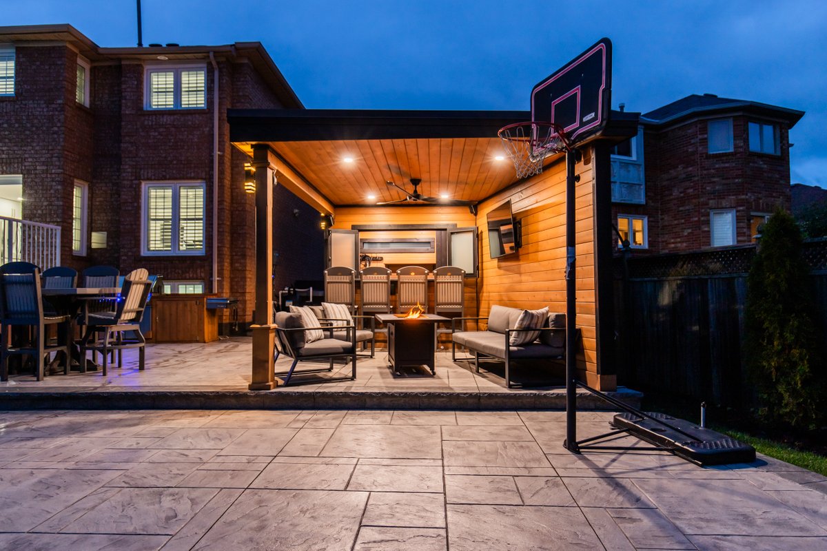 LakeviewTeam's tweet image. It&apos;s still summer in this gorgeous backyard 🏡 The pool is warm, come on over ✨

📍1142 Old Oak Drive

#ThisCouldBeYourHome #EndlessSummerVibes #oakville