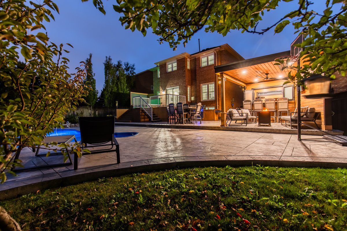 LakeviewTeam's tweet image. It&apos;s still summer in this gorgeous backyard 🏡 The pool is warm, come on over ✨

📍1142 Old Oak Drive

#ThisCouldBeYourHome #EndlessSummerVibes #oakville